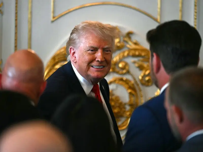 Presiden AS Donald Trump tak mau menjawab saat ditanya kemungkinan menggunakan kekerasan untuk kuasai Greenland/Foto : Dok AFP