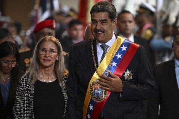 Presiden Venezuela Nicolas Maduro bersama istrinya, Cilia Flores, yang ditangkap oleh Amerika Serikat pada Sabtu (3/1) lalu/Foto : Dok. Istimewa