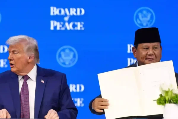 Presiden AS Donald Trump bersama Presiden Prabowo Subianto saat penandatanganan anggota Board of Peace/Foto : Dok. BPMI Setpres RI