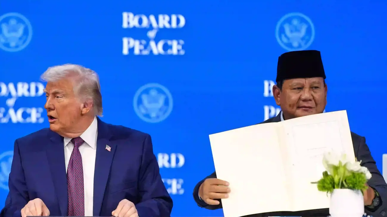 Presiden AS Donald Trump bersama Presiden Prabowo Subianto saat penandatanganan anggota Board of Peace/Foto : Dok. BPMI Setpres RI