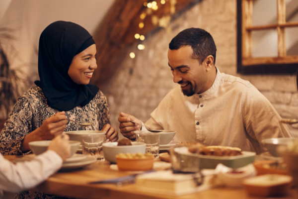 Ilustrasi suami dan istri yang sedang berbuka puasa di bulan Ramadan/Foto : Dok. Freepik