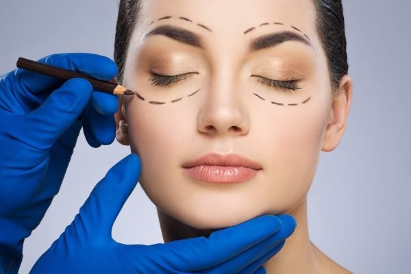 Blefaroplasty, salah satu prosedur bedah plastik yang menjadi tren di tahun 2025/Foto : Ilustrasi Dok. Freepik
