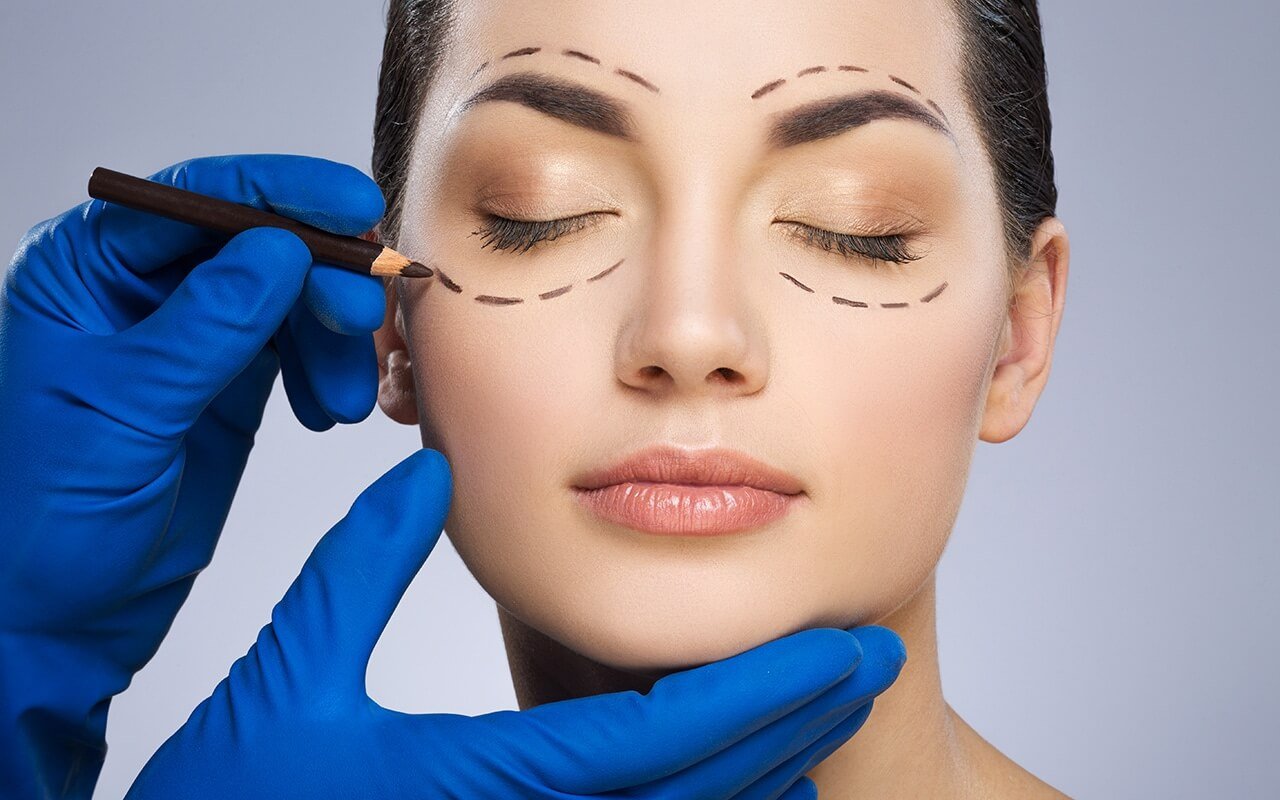 Blefaroplasty, salah satu prosedur bedah plastik yang menjadi tren di tahun 2025/Foto : Ilustrasi Dok. Freepik