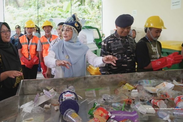 WWF-Indonesia bekerja sama dengan Pemerintah Kabupaten Berau membangun TPS3R (Tempat Pengolahan Sampah Reduce, Reuse, Recycle) Pulau Derawan yang diberi nama “RUPIAH” (Rumah Pilah Sampah). Foto: dok.WWF