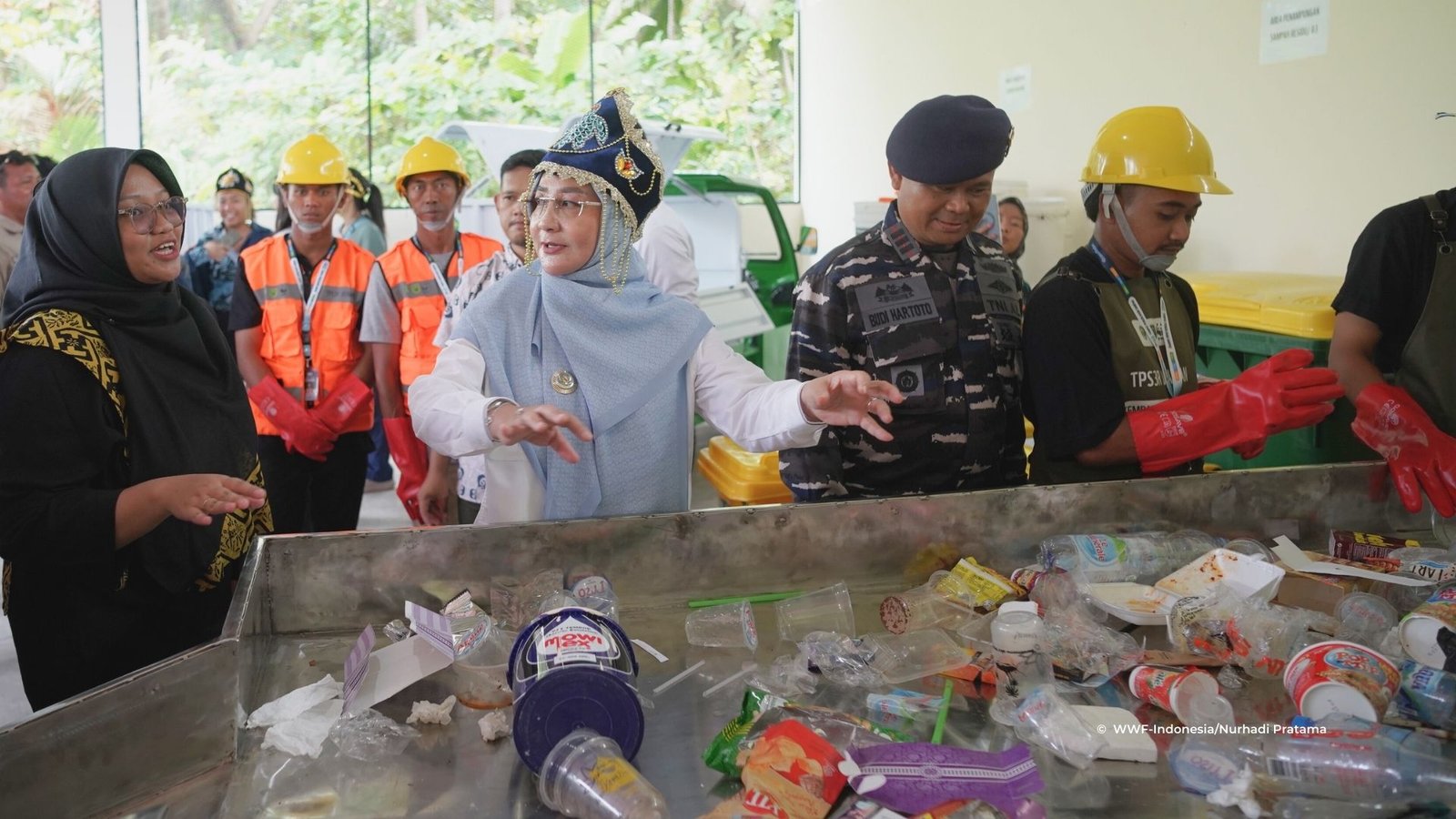 WWF-Indonesia bekerja sama dengan Pemerintah Kabupaten Berau membangun TPS3R (Tempat Pengolahan Sampah Reduce, Reuse, Recycle) Pulau Derawan yang diberi nama “RUPIAH” (Rumah Pilah Sampah). Foto: dok.WWF