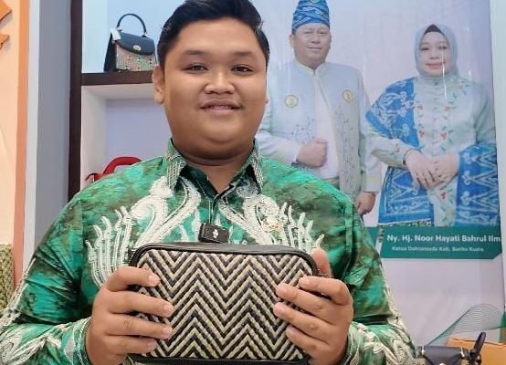 Pengurus Dekrenasda Kabupaten Barito Kuala, Zairullah Azhari saat memamerkan Purun Tikus di Inacraft 2026. Foto: GPriority/Juwita Sari