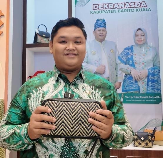 Pengurus Dekrenasda Kabupaten Barito Kuala, Zairullah Azhari saat memamerkan Purun Tikus di Inacraft 2026. Foto: GPriority/Juwita Sari