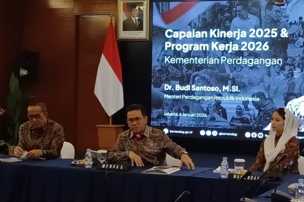Menteri Perdagangan, Budi Santoso saat konfrensi pers capaian 2025 dan targer 2026 di Jakarta, Jumat (6/2). Foto: GPriority/Dimas A Putra
