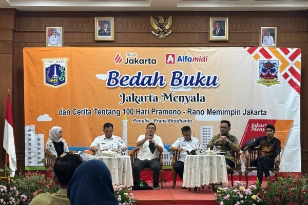 Agenda bedah buku 'Jakarta Menyala' karya Frans Ekodhanto yang berlangsung di Kantor Wali Kota Jakarta Barat, Rabu (11/2) sore/Foto : Dok. GPriority (Nindya Farhah Azzahrah)