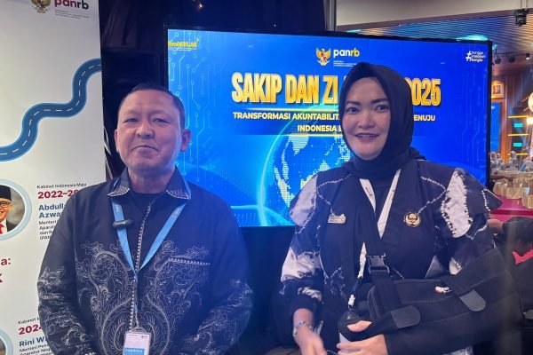 Plt. Kepala DPMPTPSP Kabupaten Bintan, Rusli, S.T., M.T. bersama Sekretaris DPMPTSP Kabupaten Bintan, Sy. Gumala Novita, ST, M.Ling./Foto : Dok. GPriority (Nindya Farhah Azzahrah)