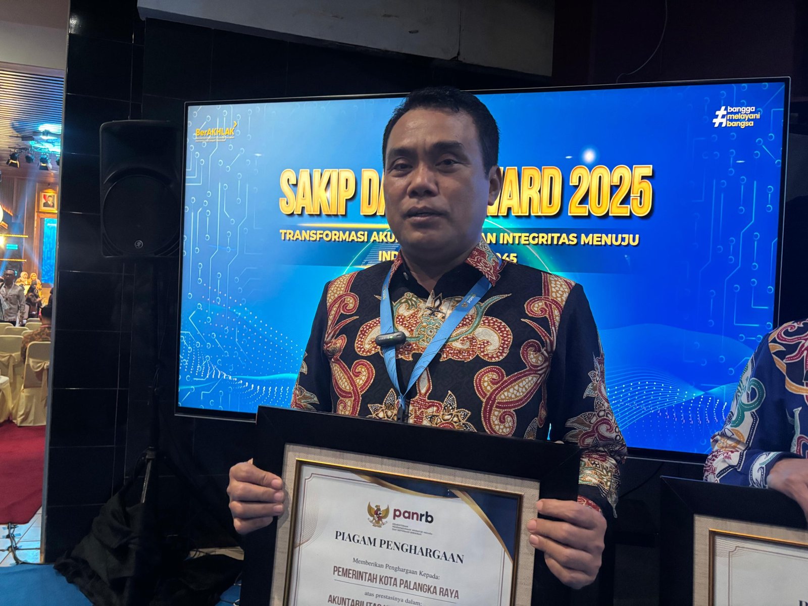 Wakil Wali Kota Palangka Raya, Achmad Zaini, saat menerima penghargaan SAKIP dan ZI Award 2025, Rabu (11/2) di Jakarta/Foto : Dok. GPriority (Nindya Farhah Azzahrah)