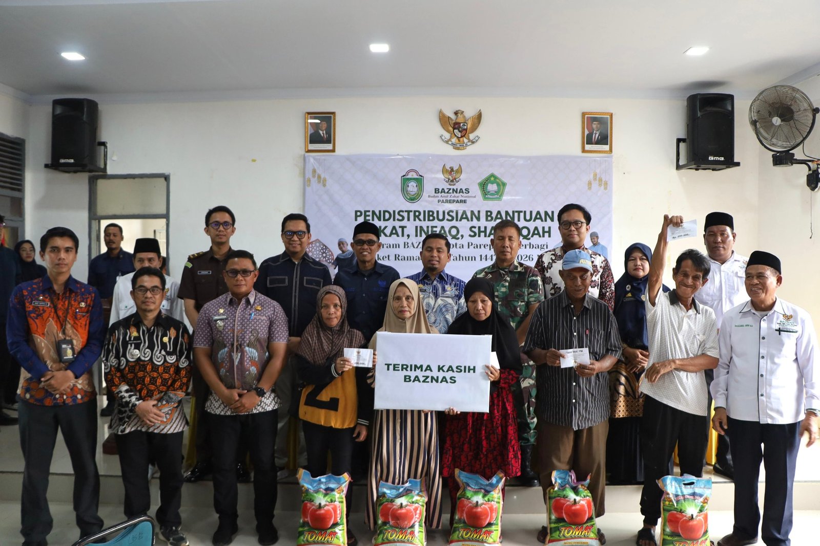 Wali Kota Parepare, Tasming Hamid saat menyerahkan bantuan secara simbolis di Aula Kantor Kecamatan Ujung, Kota Parepare, Kamis (12/2). Foto: dok.pribadi
