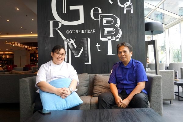Executive Chef Novotel & Ibis Styles Jakarta Mangga Dua Square, Ester Bunga Aries Sirait (kiri) saat diwawancarai GPriority/Foto : Dok. GPriority (Rizky Dimuharram)