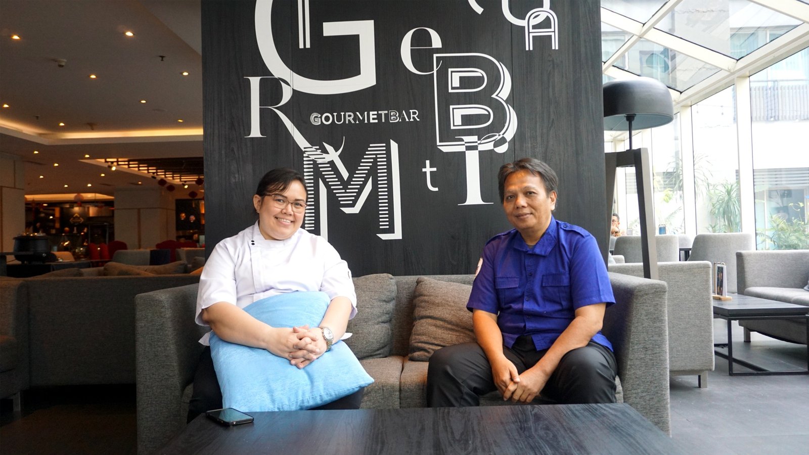 Executive Chef Novotel & Ibis Styles Jakarta Mangga Dua Square, Ester Bunga Aries Sirait (kiri) saat diwawancarai GPriority/Foto : Dok. GPriority (Rizky Dimuharram)