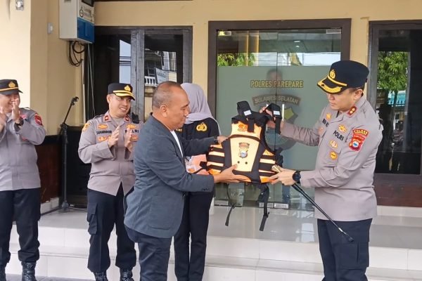 Kapolres Parepare menerima peralatan Search and Rescue (SAR) dari Bank Pembangunan Daerah Sulselbar, Kamis (19/2) pagi. Foto: Dok.pribadi