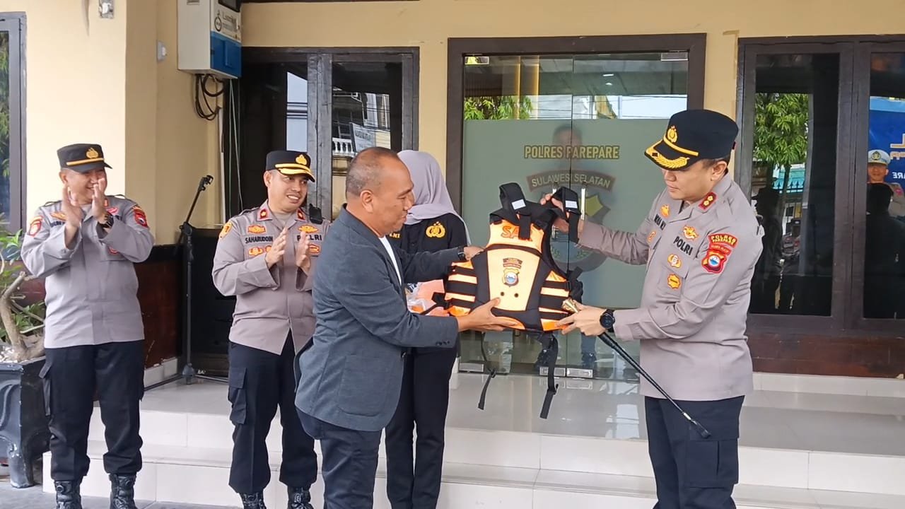 Kapolres Parepare menerima peralatan Search and Rescue (SAR) dari Bank Pembangunan Daerah Sulselbar, Kamis (19/2) pagi. Foto: Dok.pribadi
