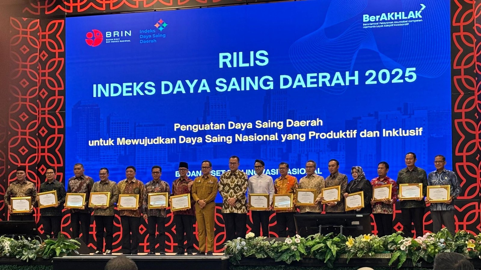 Kepala BRIN bersama kepala daerah penerima penghargaan Indeks Daya Saing Daerah 2025 di Gedung BRIN, Jakarta, Selasa (24/2)/Foto : GPriority (Nindya Farhah Azzahrah)