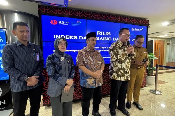 Kepala BRIN bersama pejabat lainnya dalam agenda rilis Indeks Daya Saing Daerah 2025 di Gedung BRIN, Jakarta, Selasa (24/2)/Foto : Dok. GPriority (Nindya Farhah Azzahrah)