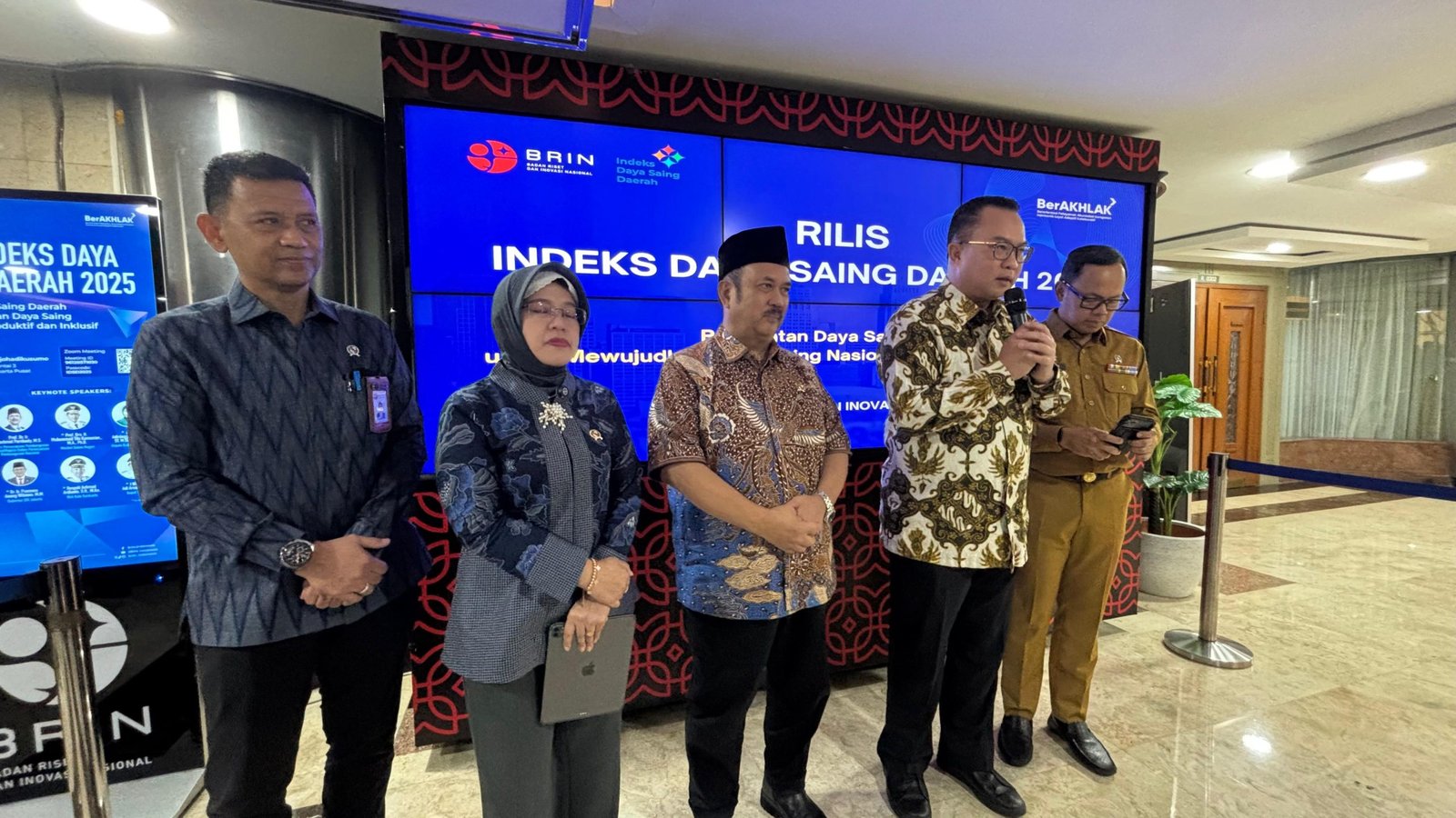 Kepala BRIN bersama pejabat lainnya dalam agenda rilis Indeks Daya Saing Daerah 2025 di Gedung BRIN, Jakarta, Selasa (24/2)/Foto : Dok. GPriority (Nindya Farhah Azzahrah)