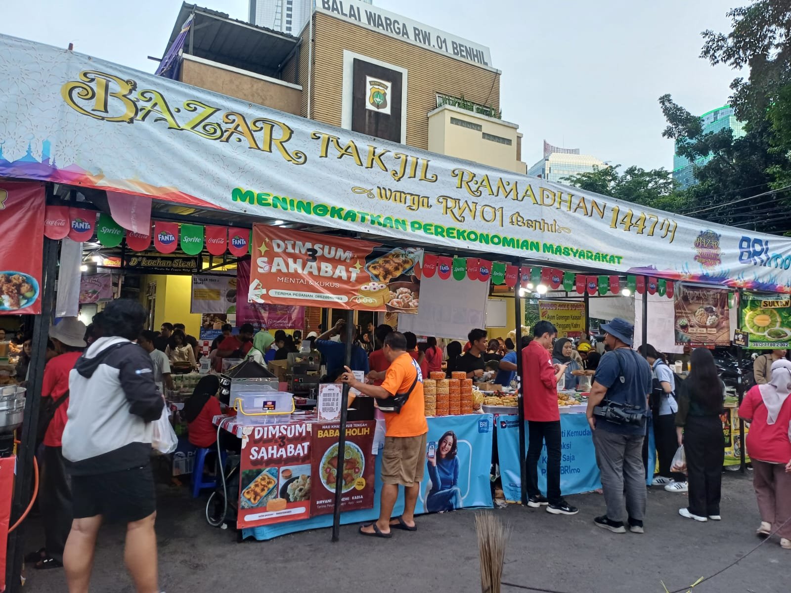 Bazar Takjil Ramadan di Benhil, Jakarta Pusat. Foto: GPriority/Dimas A Putra