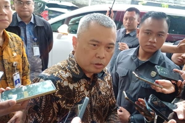 Menteri Perhubungan (Menhub) Dudy Purwagandhi usai memberikan keterangan pers di Stasiun Gambir, Jakarta pada Selasa (24/2). Foto: GPriority/Dimas A Putra