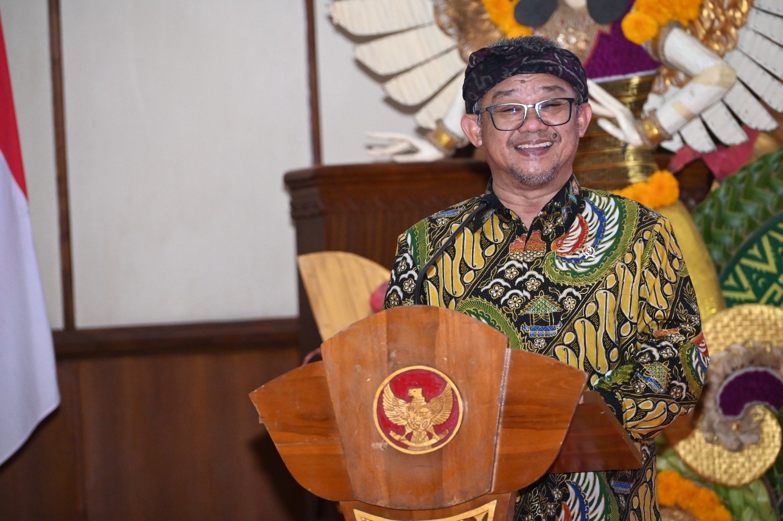 Menteri Pendidikan Dasar dan Menengah, Abdul Mu'ti, saat menghadiri Penandatanganan Nota Kesepahaman antara Kejaksaan Tinggi Bali dan Pemerintah Provinsi Bali tentang Penanganan Hak Administrasi Kependudukan bagi Anak Terlantar di Provinsi Bali, Selasa (24/2). Foto: Dok.Kemendikdasmen