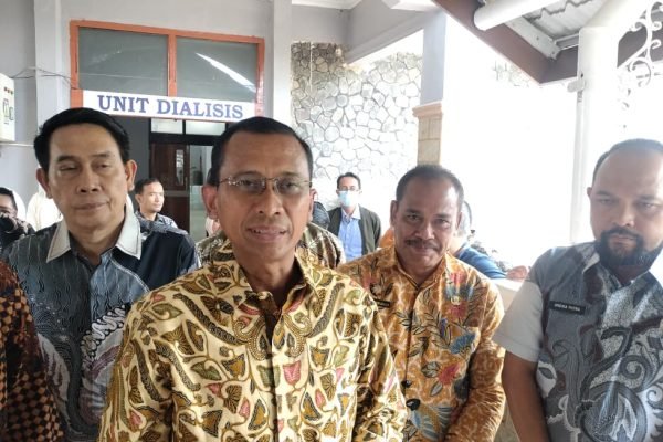 Direktur Utama BPJS Kesehatan, Prihati Pujowaskito memberikan keterangan kepada media saat mengunjungi RSUD Muda Sedia Aceh Tamiang, Kamis (26/2). Foto: zulfitra/gpriority.co.id