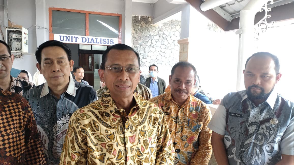 Direktur Utama BPJS Kesehatan, Prihati Pujowaskito memberikan keterangan kepada media saat mengunjungi RSUD Muda Sedia Aceh Tamiang, Kamis (26/2). Foto: zulfitra/gpriority.co.id