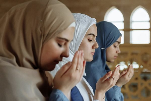 Ilustrasi muslimah yang sedang berdoa/Foto : Dok. Freepik