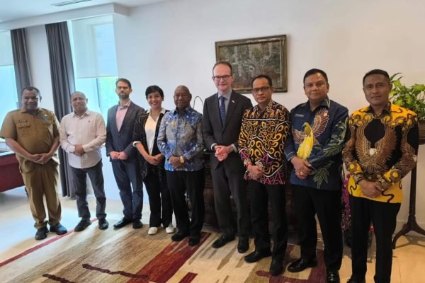Gubernur Papua Barat Drs. Dominggus Mandacan, M.Si bersama sejumlah pimpinan Organisasi Perangkat Daerah (OPD) bertemu Duta Besar Inggris untuk Indonesia, Dominic Jermey CVO, OBE di Jakarta pada Selasa (3/2). Foto: dok.Pemprov Papua Barat