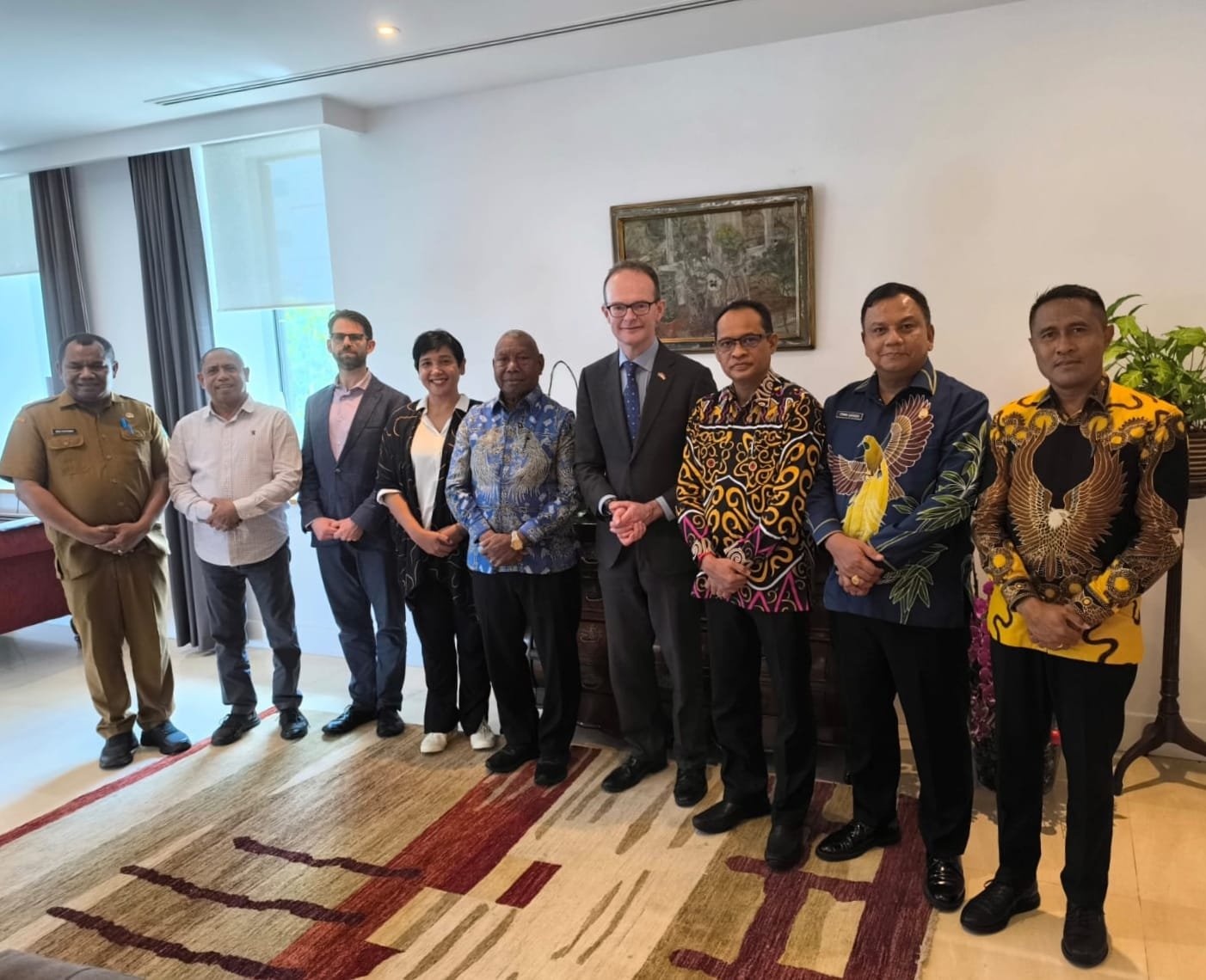 Gubernur Papua Barat Drs. Dominggus Mandacan, M.Si bersama sejumlah pimpinan Organisasi Perangkat Daerah (OPD) bertemu Duta Besar Inggris untuk Indonesia, Dominic Jermey CVO, OBE di Jakarta pada Selasa (3/2). Foto: dok.Pemprov Papua Barat