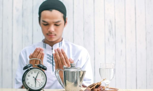 Ilustrasi muslim berdoa di hari Jumat sore pada bulan Ramadan/Foto : Dok. Freepik