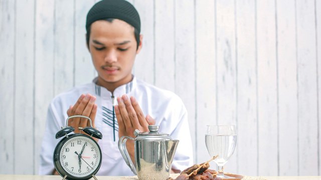 Ilustrasi muslim berdoa di hari Jumat sore pada bulan Ramadan/Foto : Dok. Freepik