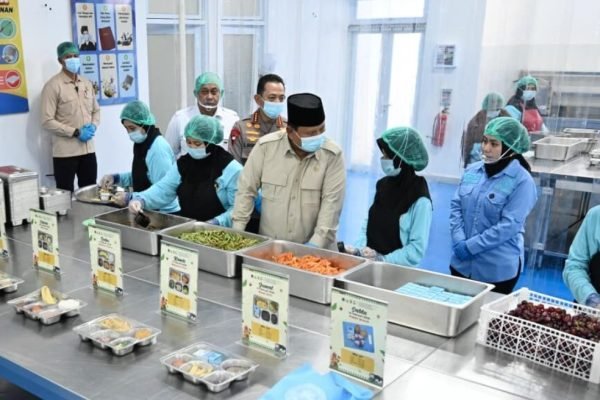 Presiden Prabowo saat memantau alat pemeriksaan food safety di SPPG Polri Palmerah, Jakarta Barat, Jumat (13/2) lalu/Foto : Dok. Sekretariat Presiden RI