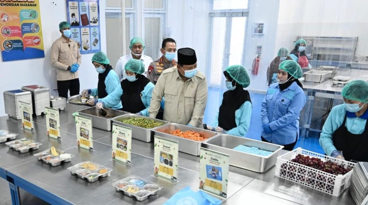 Presiden Prabowo saat memantau alat pemeriksaan food safety di SPPG Polri Palmerah, Jakarta Barat, Jumat (13/2) lalu/Foto : Dok. Sekretariat Presiden RI