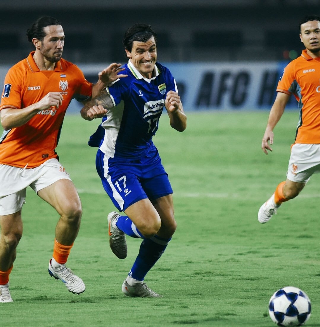Pertandingan Persib Bandung melawan Ratchaburi FC pada leg kedua babak 16 besar di Stadion Gelora Bandung Lautan Api, Kota Bandung, Rabu (18/2) malam. Foto: Instagram/persib