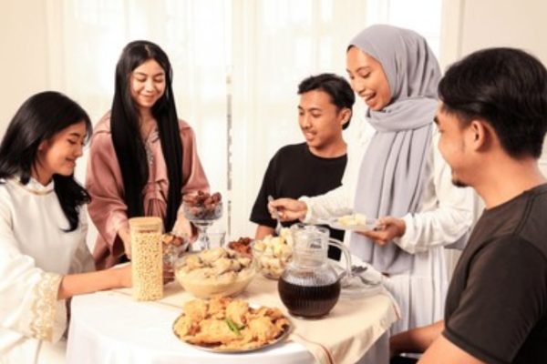 Ilustrasi muslimah yang berpuasa namun tidak menutup aurat/Foto : Shutterstock