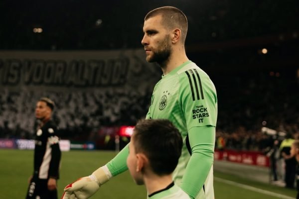 Kiper tim nasional Indonesia, Maarten Paes, menjalani debutnya bersama Ajax Amsterdam. Foto: Instagram/afcajax