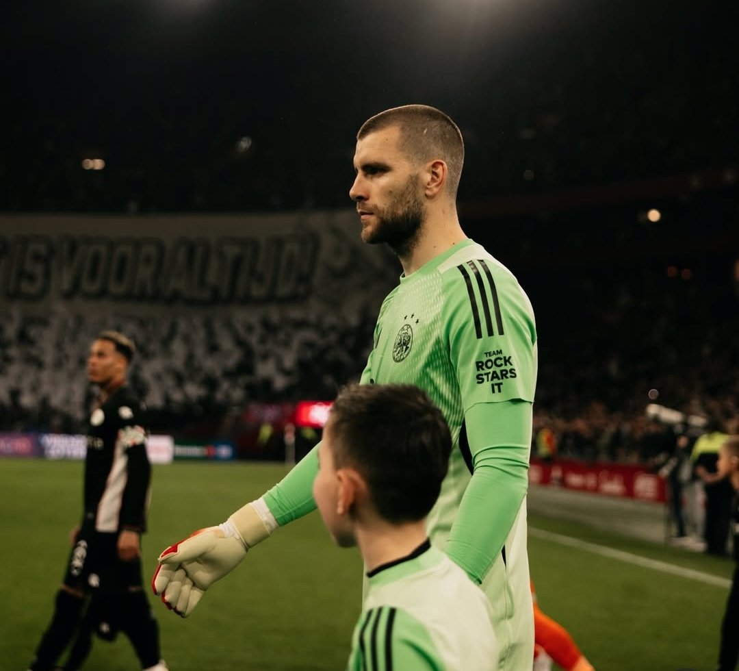 Kiper tim nasional Indonesia, Maarten Paes, menjalani debutnya bersama Ajax Amsterdam. Foto: Instagram/afcajax