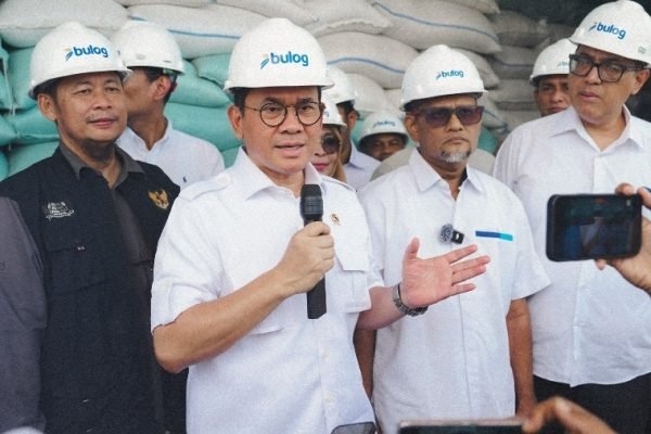 Menteri Perdagangan (Mendag) Budi Santoso usai meninjau Gudang SRG Kecamatan Glumpang Tiga di Kabupaten Pidie, Aceh, Senin (23/2). Foto: Dok.Kemendag