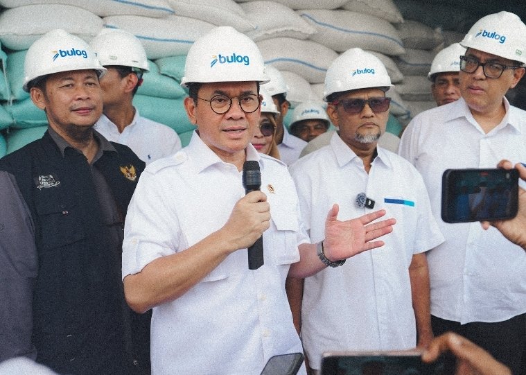 Menteri Perdagangan (Mendag) Budi Santoso usai meninjau Gudang SRG Kecamatan Glumpang Tiga di Kabupaten Pidie, Aceh, Senin (23/2). Foto: Dok.Kemendag