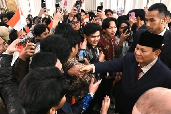 Presiden Prabowo saat disambut hangat diaspora Indonesia setibanya di hotel tempatnya bermalam/Foto : Dok. BPMI Setpres