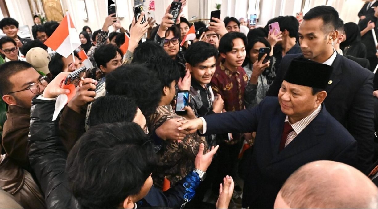 Presiden Prabowo saat disambut hangat diaspora Indonesia setibanya di hotel tempatnya bermalam/Foto : Dok. BPMI Setpres