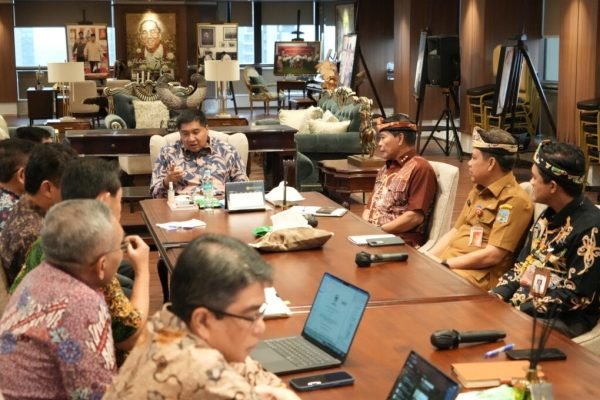 Gubernur Kalimantan Utara (Kaltara), Zainal A Paliwang, bertemu Menteri Perumahan dan Kawasan Permukiman (PKP), Maruarar Sirait, di Kantor Kementerian PKP, Selasa (24/2).