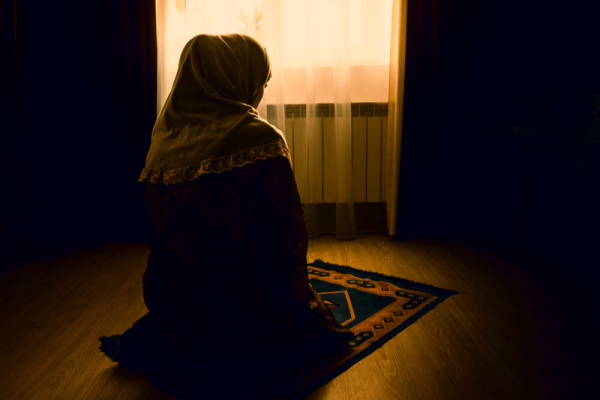 Ilustrasi muslimah yang sedang berdoa/Foto : Dok. Shutterstock