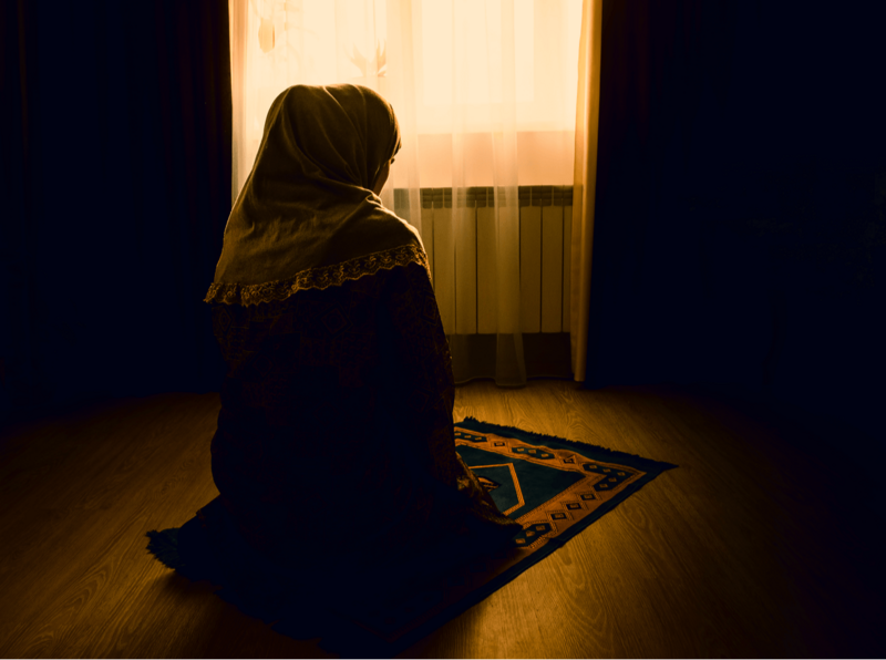 Ilustrasi muslimah yang sedang berdoa/Foto : Dok. Shutterstock