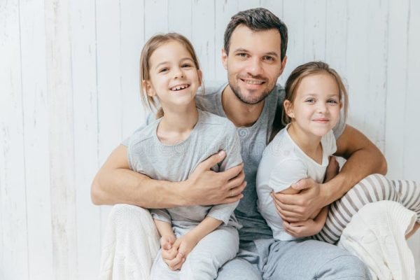 Ilustrasi ayah yang sedang mengasuh kedua anaknya/Foto : Dok. iStock