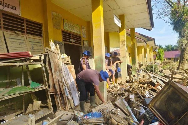 Pembersihan dari pusing di pasca bencana banjir salah satu sekolah di Aceh. Foto: Antara