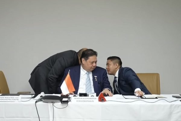 Momen Seskab Teddy ngambek ke Menteri Rosan karena hanya dianggap sebagai 'pajangan' pada sesi konferensi pers Kamis (19/2) lalu/Foto : Dok. YouTube Sekretariat Presiden RI