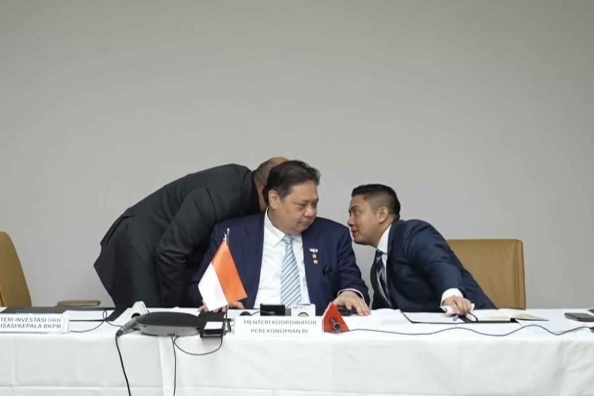 Momen Seskab Teddy ngambek ke Menteri Rosan karena hanya dianggap sebagai 'pajangan' pada sesi konferensi pers Kamis (19/2) lalu/Foto : Dok. YouTube Sekretariat Presiden RI